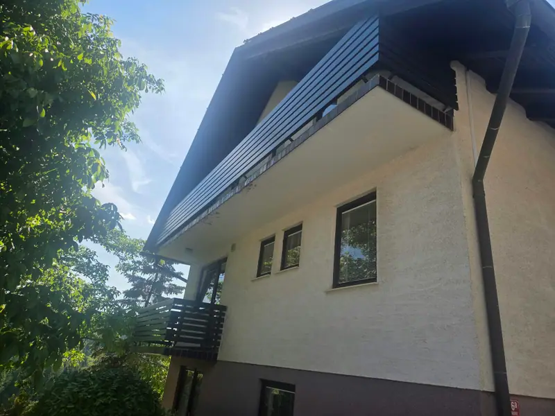 Balkonska ograja s horizontalnimi polnili na stanovanjski hiši