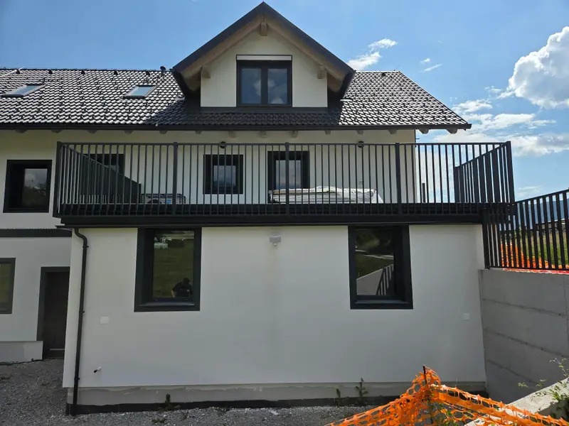 Ograja z vertikalnimi polnili na terasi nad pritličjem hiše
