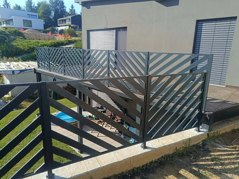 Detajl ograje z diagonalnimi polnili na robu terase